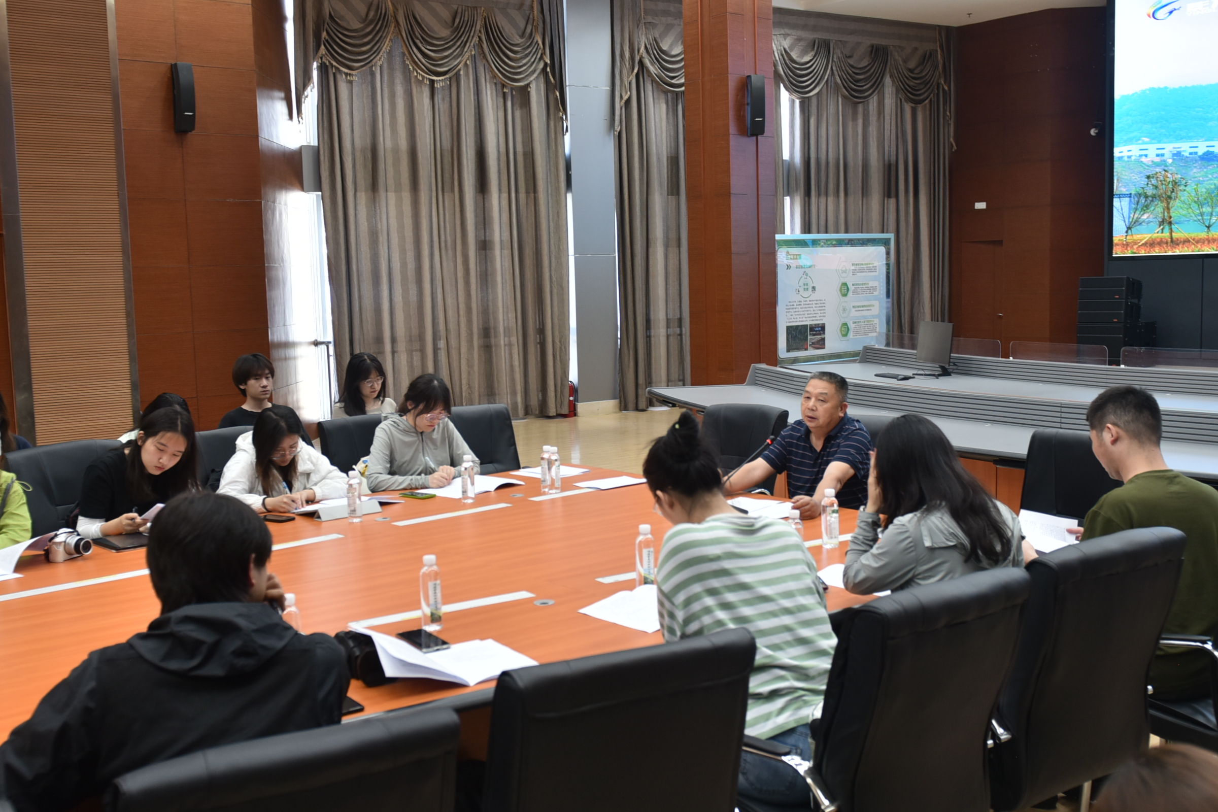 校企聯(lián)袂繪藍圖，北林學子訪金森